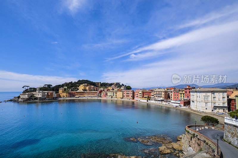 位于Sestri Levante的Baia del Silenzio(沉默湾)，周围是特色的彩色建筑——意大利利古里亚